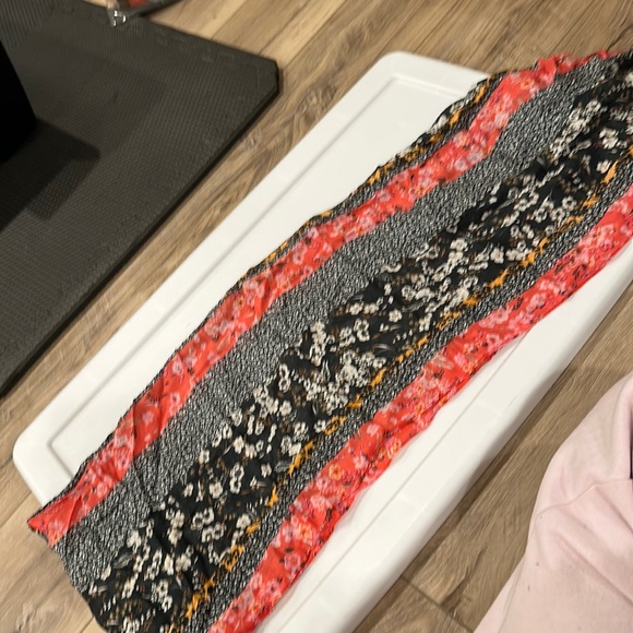 Beautiful flower print black and pink scarf - Picture 1 of 1